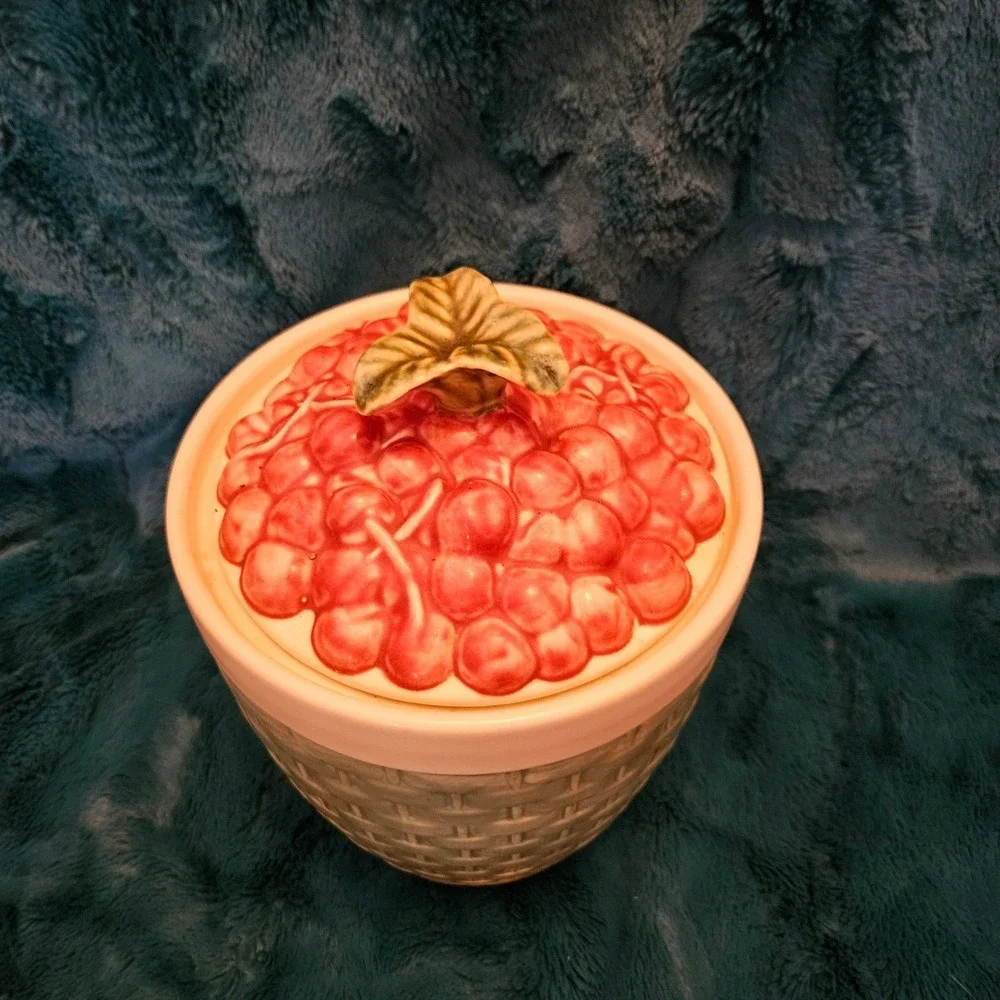 Vintage‎ Pfaltzgraff Jamberry Canister – Third Size – Ceramic Basket Weave Berry